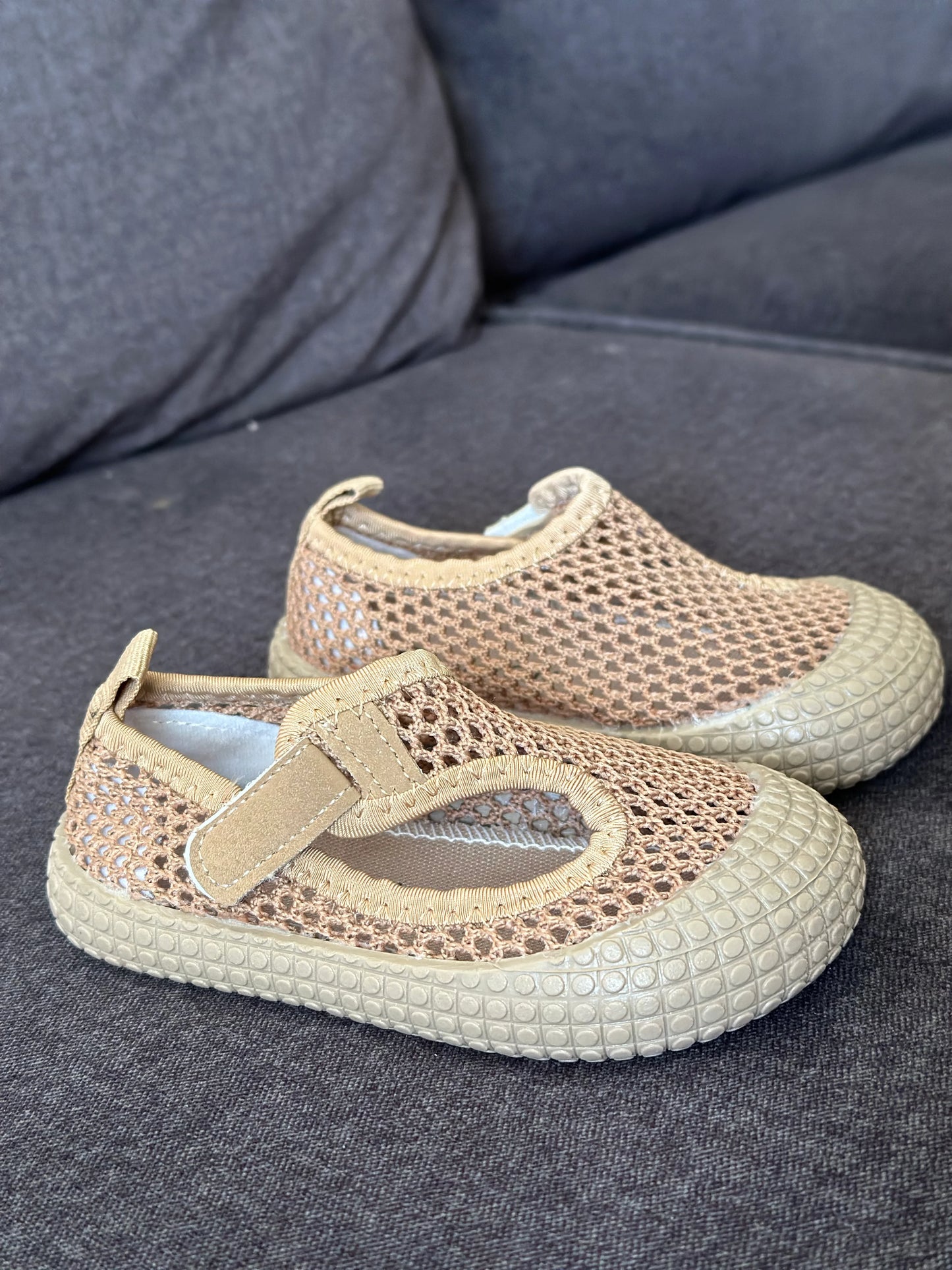 Mesh sneaker for girls