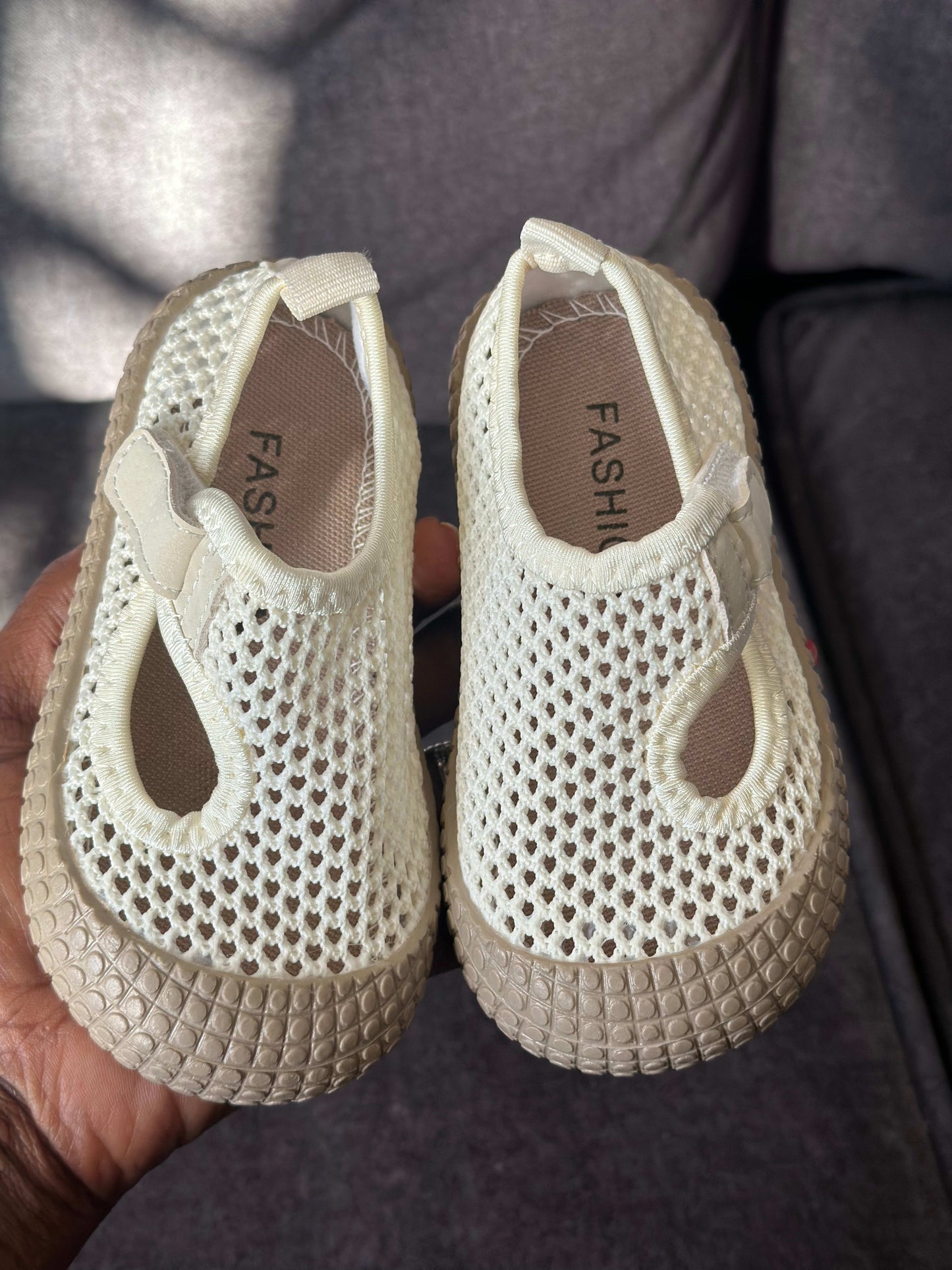 Mesh sneaker for girls